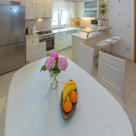 3 Bedroom Lovely In Plat Holiday home *