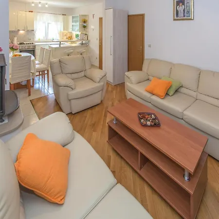 3 Bedroom Lovely In Plat *