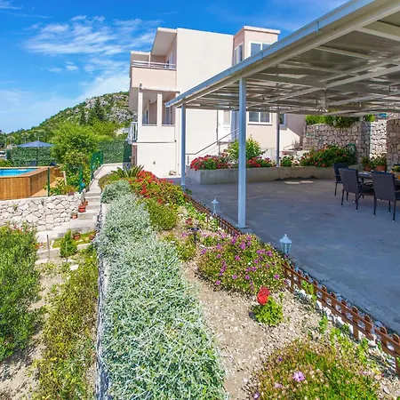 3 Bedroom Lovely In Plat Holiday home *